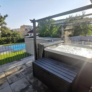  Apartment Dream Getaway With Jacuzzi And Pool