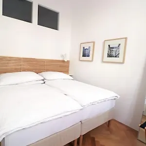  Apartment Center Apt In Best Area Near Park & Danube 20'to Airport